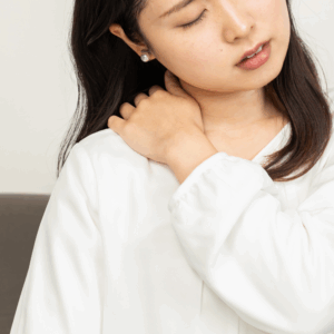 肩こりで悩む女性